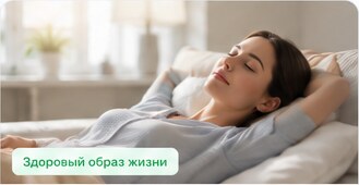 Врач слушает пациента стетоскопом
